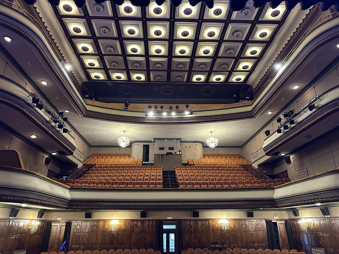 Vista general desde el escenario de todas las plantas del teatro Filarmónica
